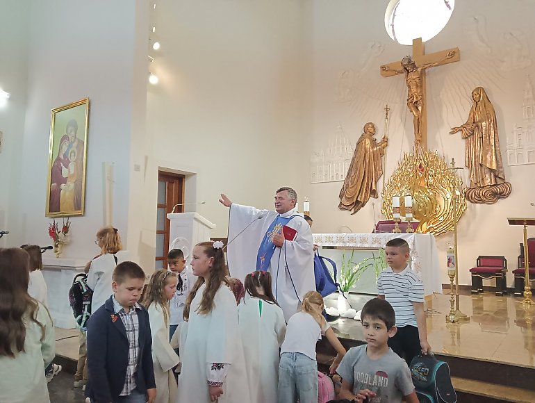 Inauguracja katechetycznego roku w parafii św. Jana Pawła II we Lwowie. Wśród uczniów - 12 katechumenów