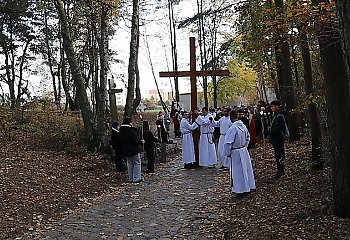 Cisza, skupienie i śpiew w Dolinie Śmierci [WIDEO]