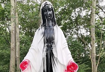 Profanacja figury Matki Bożej. Możliwe motywy satanistyczne