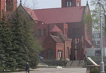 Białoruś: Abp Kondrusiewicz protestuje po zamknięciu ludzi w kościele