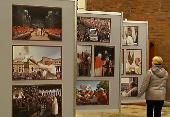 Niezwykłe spotkania papieży z wiernymi – wystawa „Na skrzydłach Miłości”