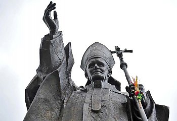 Poseł z Torunia  atakuje kościół. Chce usunięcia pomników świętego Jana Pawła II