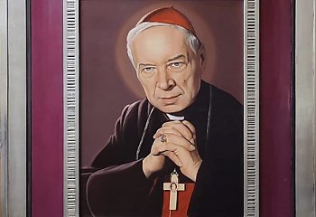 Obraz  kardynała Wyszyńskiego wystawiony w Farze