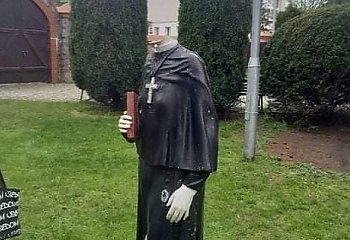Zniszczono figurę św. siostry Faustyny Kowalskiej w Myśliborzu