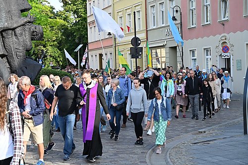 Pęcherze, trud i cuda na szlaku. Biskup do pielgrzymów: życie to podróż ku Bogu!