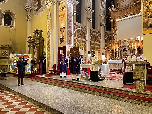 W kościele Świętej Trójcy biskup poświęcił tablice ku czci błogosławionego Wincentego Frelichowskiego.