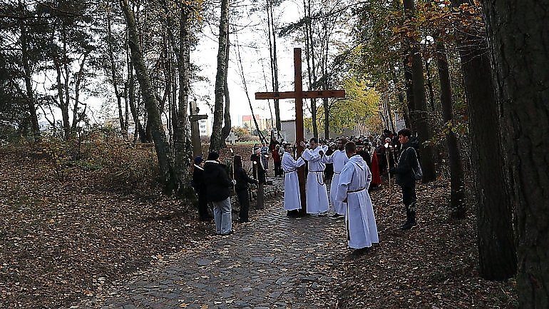 Cisza, skupienie i śpiew w Dolinie Śmierci [WIDEO]