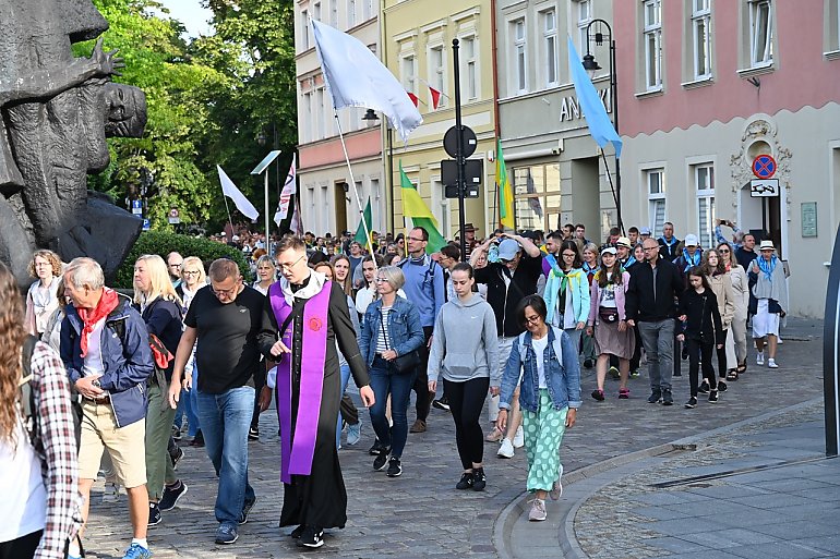 Pęcherze, trud i cuda na szlaku. Biskup do pielgrzymów: życie to podróż ku Bogu!