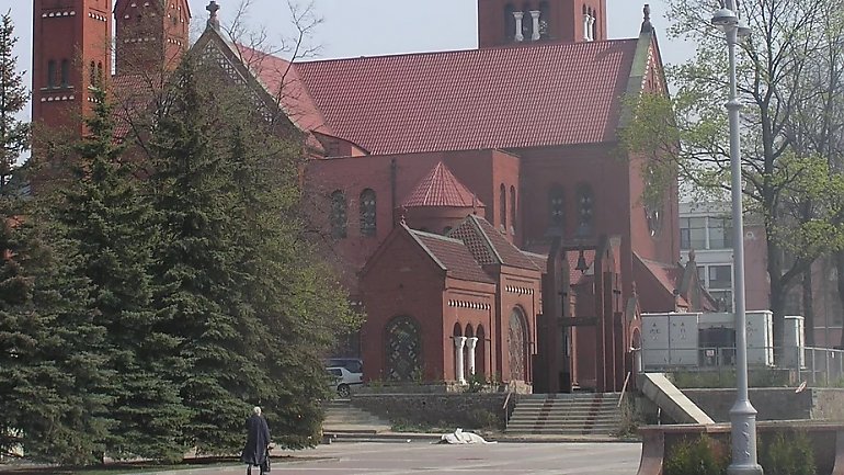 Białoruś: Abp Kondrusiewicz protestuje po zamknięciu ludzi w kościele