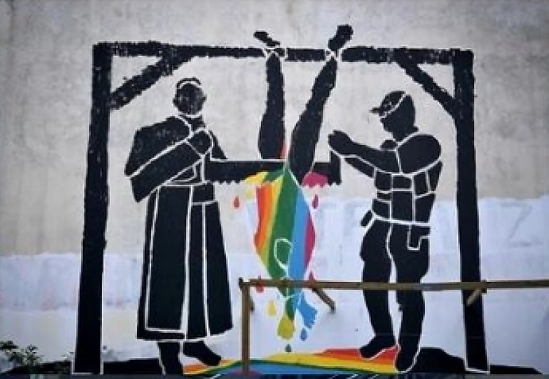 Księża i policjanci torturują osoby LGBT! Prowokacja Gazety Wyborczej