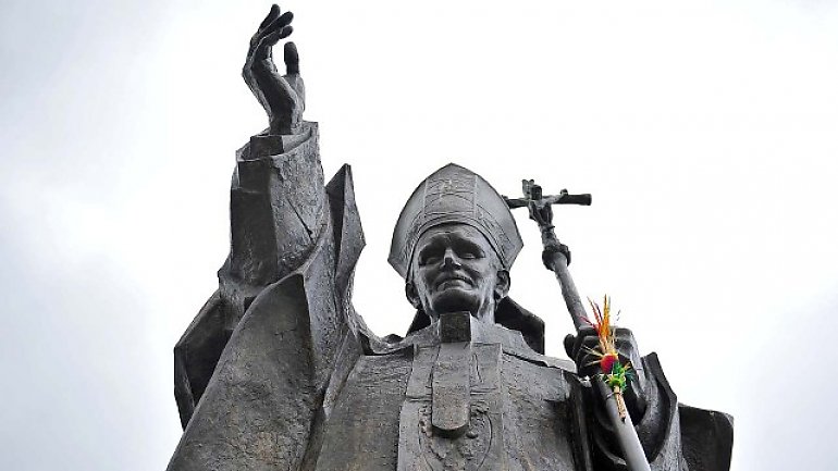 Poseł z Torunia  atakuje kościół. Chce usunięcia pomników świętego Jana Pawła II