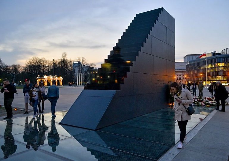 Pomnik Ofiar Katastrofy Smoleńskiej zaatakowany! Prowokacja w centrum Warszawy