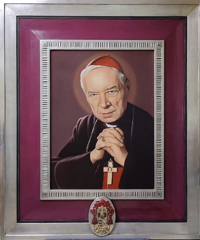 Obraz  kardynała Wyszyńskiego wystawiony w Farze