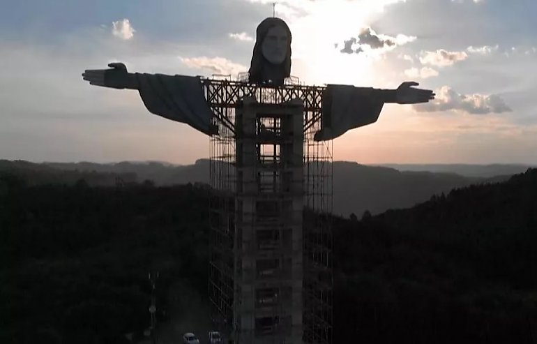 W Brazylii powstaje 48-metrowa statua Jezusa [VIDEO]
