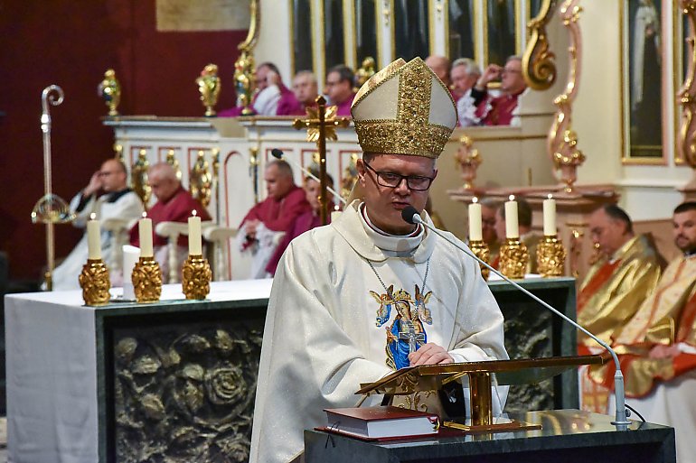 Biskup Śmigiel: Kościół musi zachowywać to, co jest niezmienne, co jest jego filarem