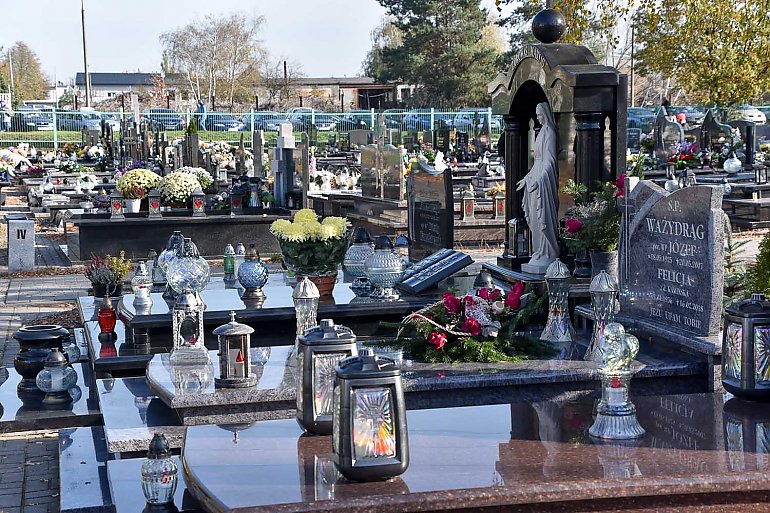 Przez cały listopad, odwiedzając cmentarze, można zyskać odpust za zmarłych
