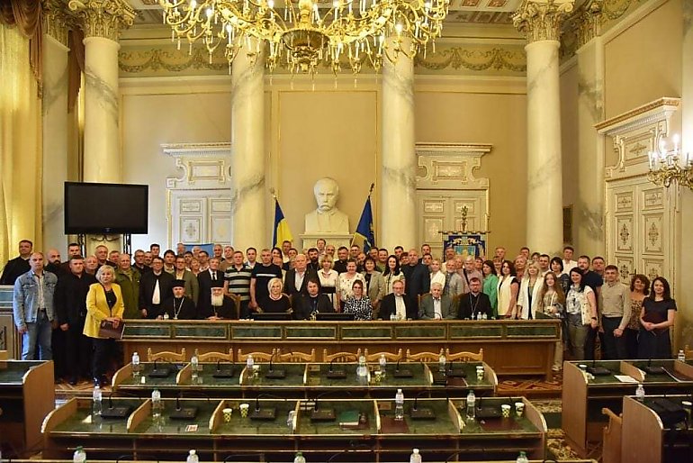 Forum „Za wartości chrześcijańskie” dla obrony rodziny w siedzibie Rady Wojewódzkiej we Lwowie.