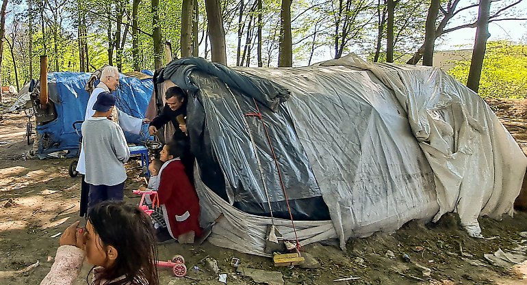 Fundacja „Znaki pamięci” otacza opieką najuboższych żyjących w namiotach z gałęzi i folii  w lesie pod Lwowem